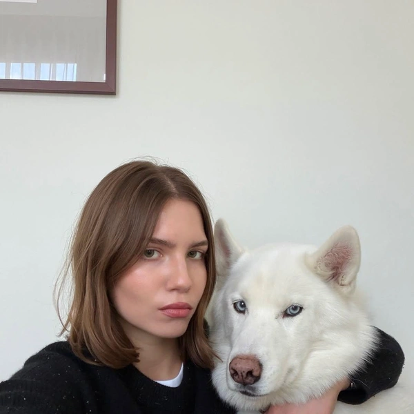 Эта фотография с питомцем позабавила подписчиков Марии | Источник: yumashkaa / Instagram.com (экстремистская организация, деятельность запрещена на территории РФ)