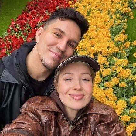 «Знакомство перед свадьбой»: Клава Кока поделилась нежными фото из путешествия с родителями и Димой Масленниковым