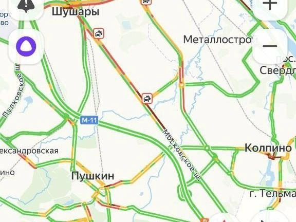 Люди идут пешком в город. На Московском шоссе коллапс, на юге КАД пробки | www.fontanka.ru