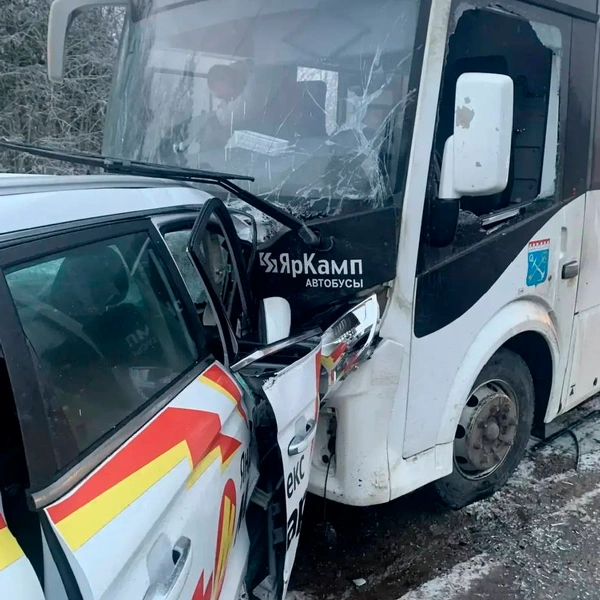 Последствия ДТП с автобусом и такси на трассе «Нарва» | Источник: ФКУ Упрдор «Северо-Запад»