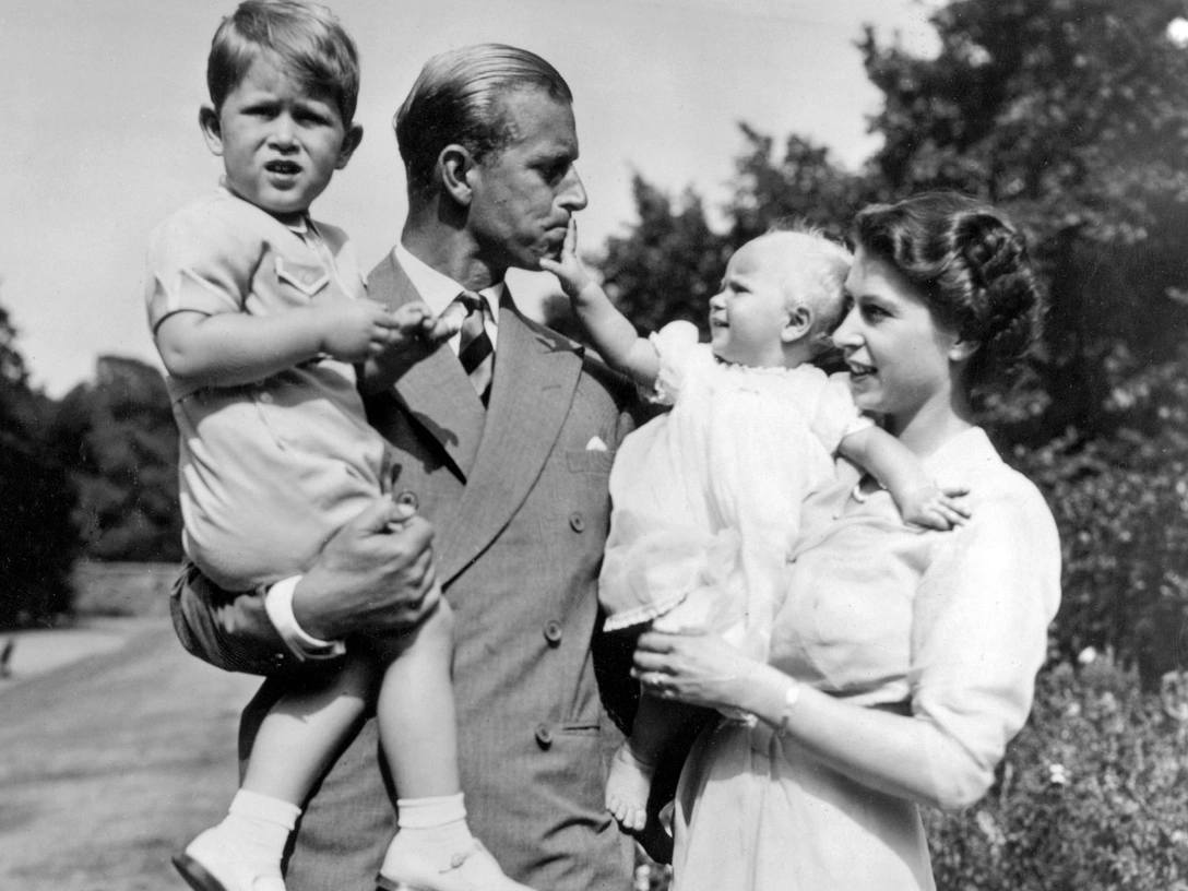 Королева Елизавета, принц Чарльз, принц Филипп и принцесса Анна | marieclaire.ru