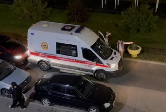 «Давай без вопросов!» На Комендантском мужчина решил припомнить водителю скорой 90-е | Источник: ЖК «Чистое небо» — Инфоканал / Телеграм