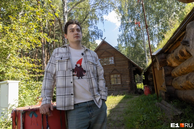 Александр Кулаков параллельно занимается другими проектами. К примеру, выпускает виниловые пластинки группы «Грот» | Источник: Владислав Лоншаков / E1.RU