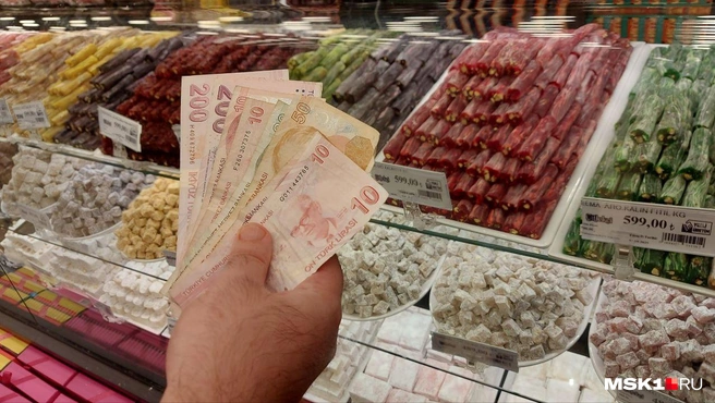 Наличные лиры — популярный, но далеко не единственный способ платить в Турции за вкусняшки и сувениры | Источник: Анна Голубницкая / MSK1.RU