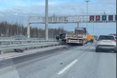 На ЗСД грузовик с лопнувшим колесом прижал легковушку к отбойнику