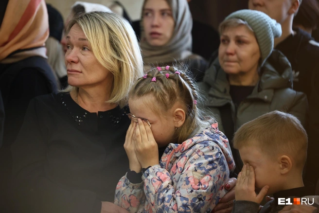 Старший сын Анны также был на похоронах | Источник: Владислав Лоншаков / E1.RU