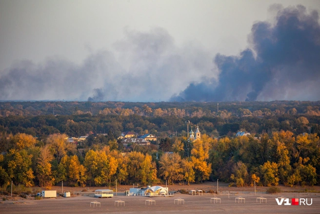 Огромный черный столб дыма поднялся над городом днем 8 октября | Источник: Константин Завриков / V1.RU
