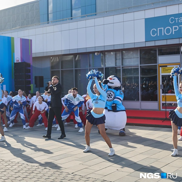 Вместе с артистами отплясывал и Снеговик | Источник: Александр Ощепков / NGS.RU