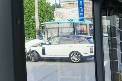 Пробка у Володарского моста из-за ДТП с автобусом