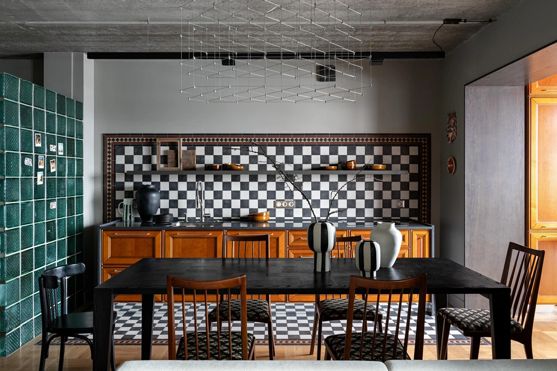 Кухня, Mossman. Люстра, Bezhko. Плитка, Topcer. Краска для стен, Swisslake. | Источник: Александр Бурнатов. Стиль: Елена Куцаренко