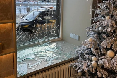 Дебошир разбил окно студии красоты на Фонтанке