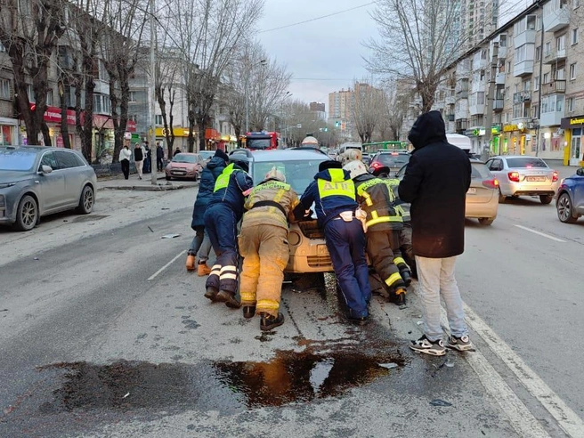 Спасателям пришлось вручную убирать разбитые автомобили с дороги | Источник: ИА «Ночные новости»