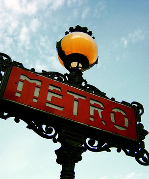19 июля 1900 года в Париже открылось первое метро