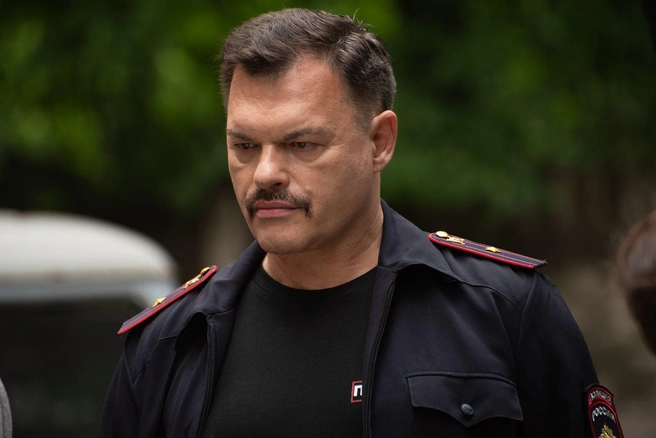 Евгений Дятлов на страже не только закона, но и стабильной бури страстей в своей жизни | Источник: кадр из сериала «Волчий берег» (18+), реж. Вячеслав Кириллов, НТВ, 2025 год