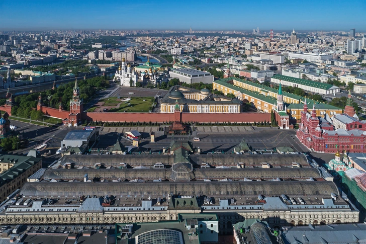 Аэрофотосъемка со стороны Китай-города. На переднем плане — ГУМ, на заднем плане — Красная площадь и Кремль. | Источник: wikipedia.org