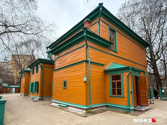 В этой усадьбе жил писатель Лев Толстой | Источник: Артем Устюжанин / MSK1.RU