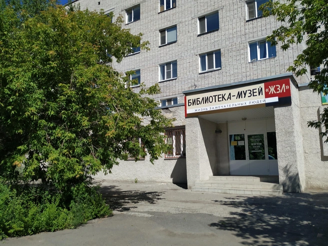 На затопленный подвал жалуются жители дома, сотрудники и посетители библиотеки | Источник: Юлия Король