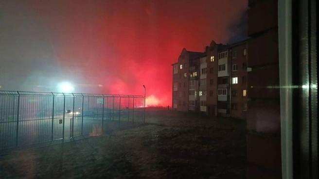 Огонь пылает в опасной близости от домов