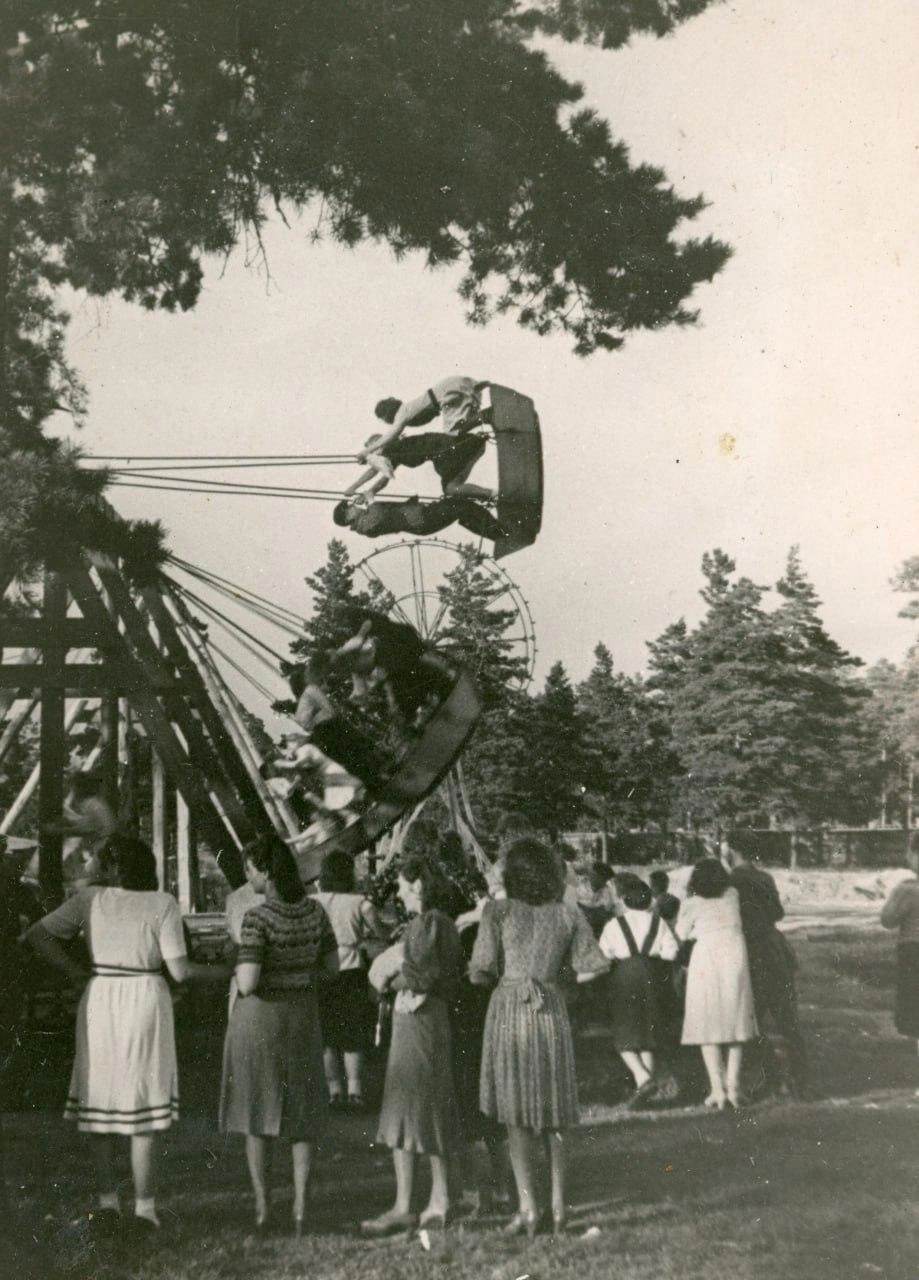 1946 год. Очередь на качели «Лодочка» в парке культуры и отдыха  | Источник: фонды ОГАЧО 