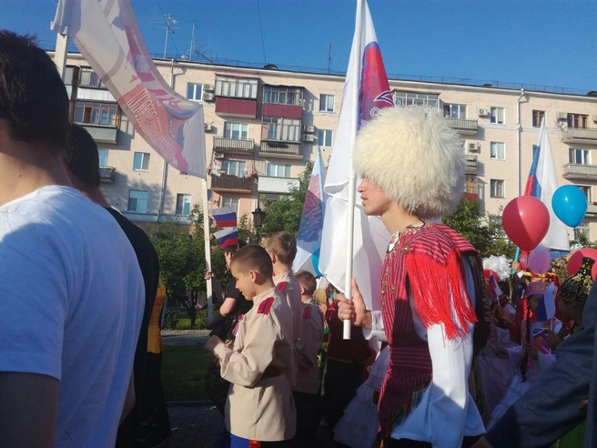 Молодые люди продемонстрировали горожанам национальную форму и папахи