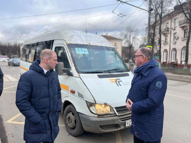 В Московской области ввели три новых протяженных междугородних маршрута. На фото местные депутаты осматривают маршрутку 55к, которая теперь связывает Дрожжино и Видное в Ленинском городском округе | Источник: Валерий Черников / Vk.com