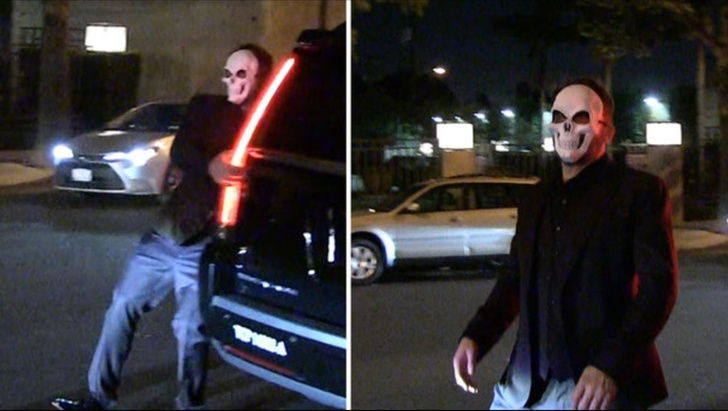 Пьяного Бена Аффлека подловили шатающимся по улице в маске черепа (видео)