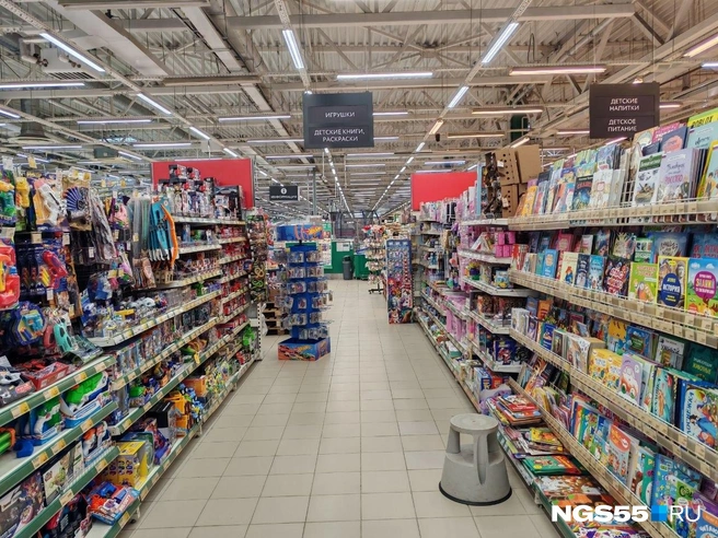 Детский отдел находится недалеко от входа в магазин | Источник: Екатерина Шрайнер / NGS55.RU