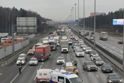 Массовое ДТП с такси парализовало Киевское шоссе в Новой Москве