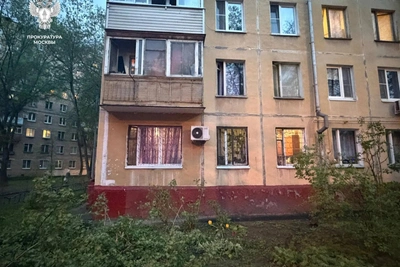 В столичной квартире произошел пожар, один ребенок выпал из окна