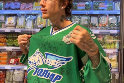 Олег Moneyken показал джерси «Толпара» с автографами