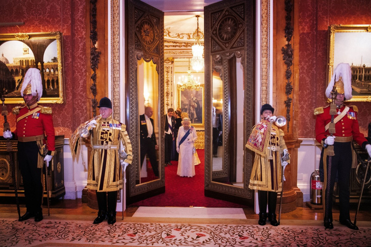 Елизавета II и Кейт Миддлтон вышли в свет в «русских» тиарах