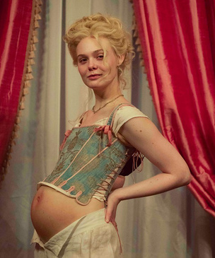 Первое фото глубоко беременной юной Эль Фаннинг на постере «Великой»
