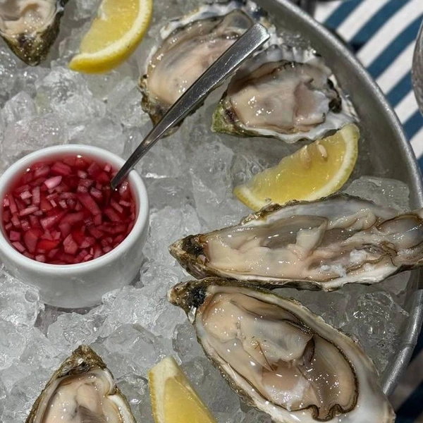 Куда же «Морская/10» без устриц? | Источник: GourmetClubEkb / T.me