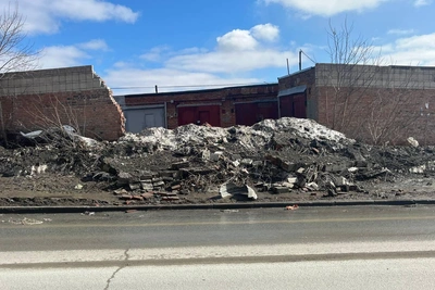 Стена рухнула после ДТП на Фадеева: мэрия дала сроки