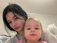 Двухлетняя дочка блогерши выпала из окна: «Отпружинила в бетон, который выкладывают под окнами»