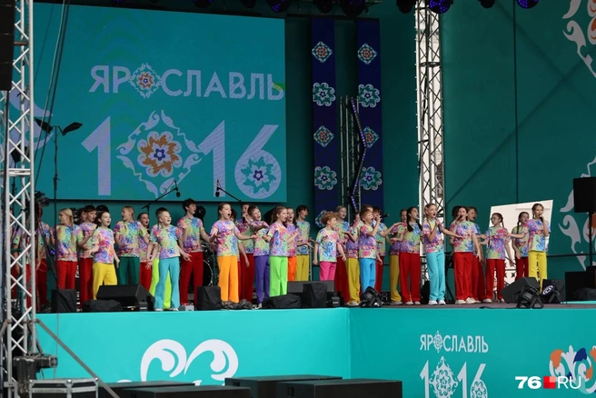 Ансамбль «Веселая семейка» зажигал на сцене | Источник: Александр Куренной / 76.RU