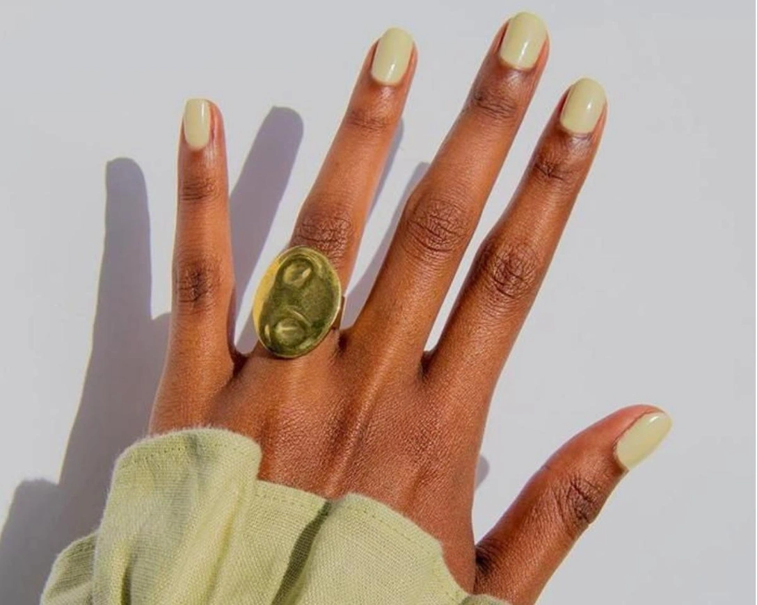 Фисташковый маникюр — неожиданный бьюти-тренд поздней весны | marieclaire.ru