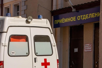 В Уфе снежная глыба с крыши травмировала подростка