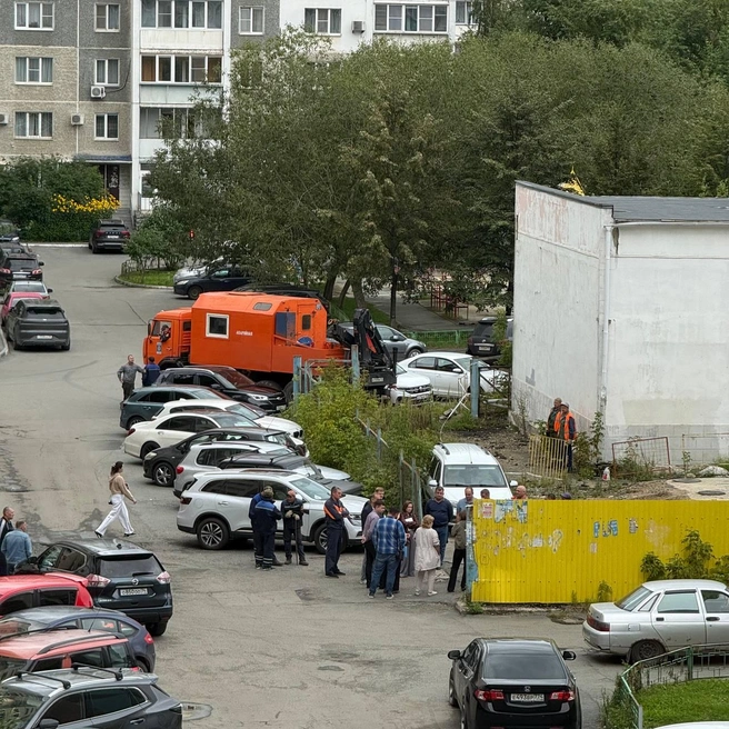 Совещание прошло прямо во дворе, но перспективы вернуть горячую воду все еще туманны | Источник: читатель 74.RU
