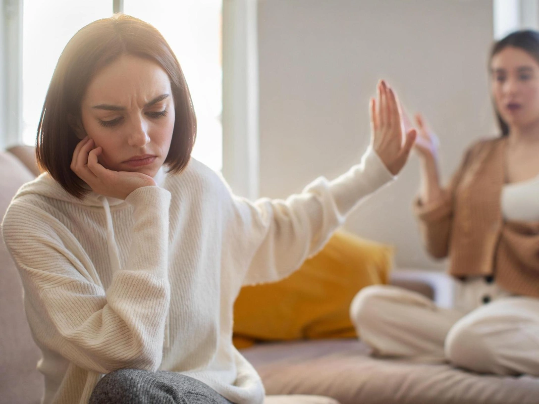 Обрекают на одиночество: 4 вида защитной реакции, которые отталкивают окружающих | marieclaire.ru