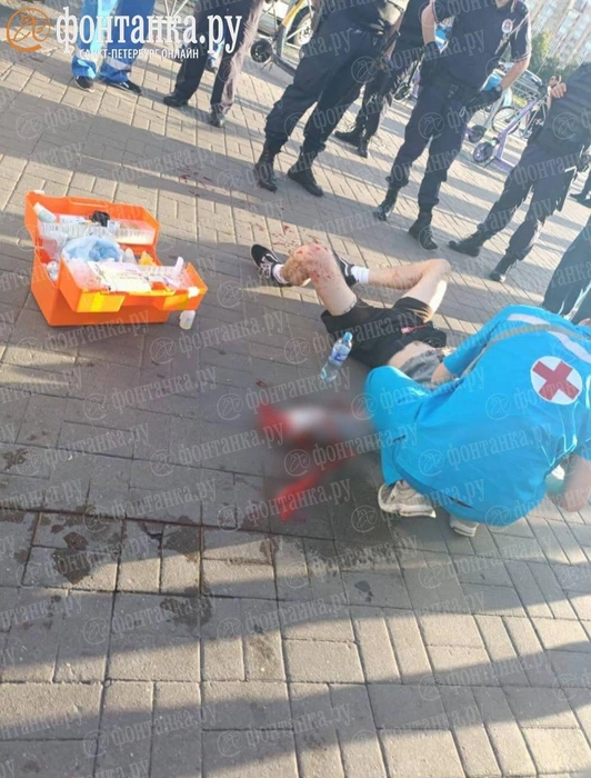 «Лежит весь в крови». У станции метро «Приморская» заметили раненого мужчину | Источник: читатель «Фонтанки»