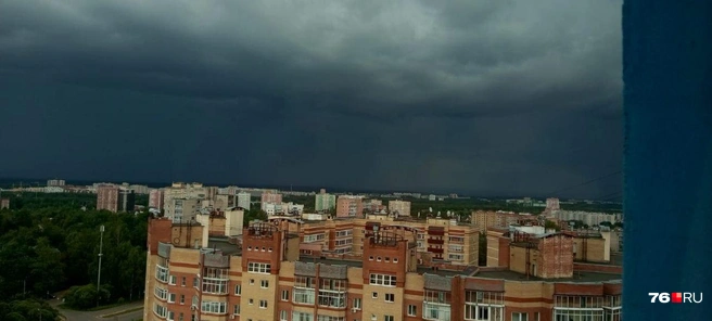Над городом сгустились тучи | Источник: читатель 76.RU