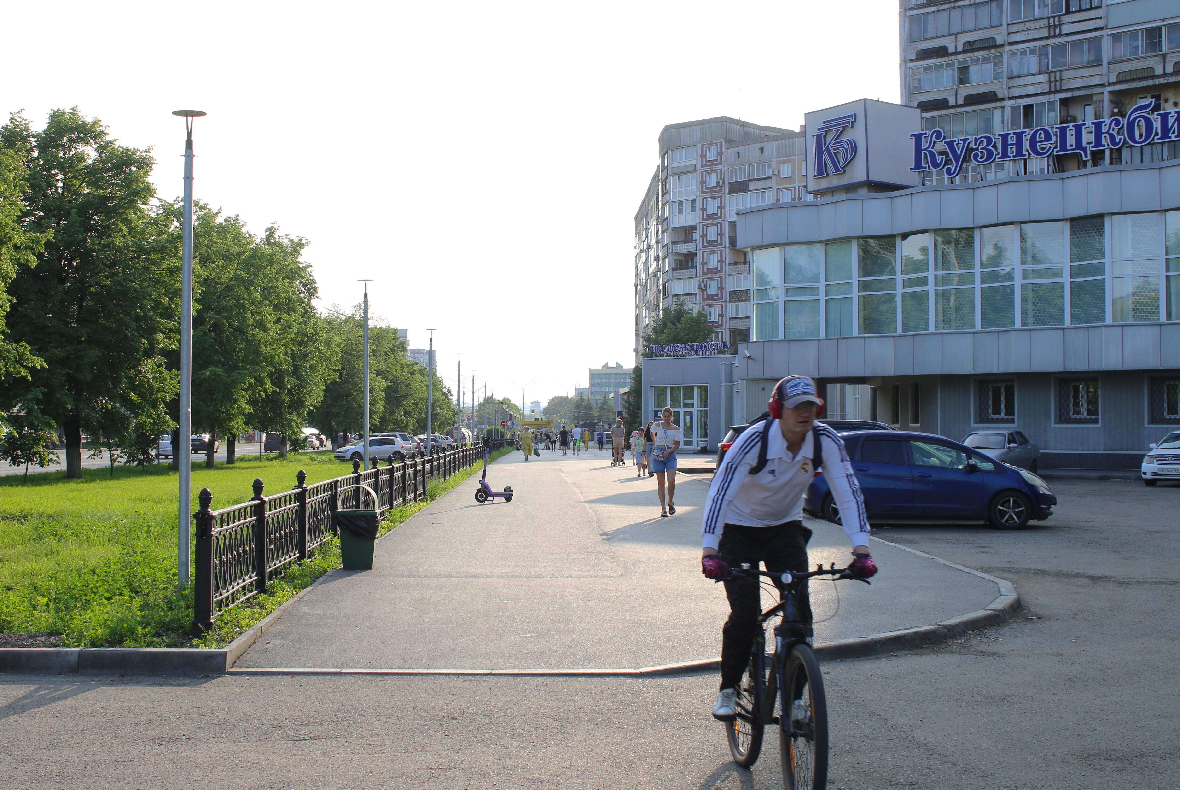 Пора рассмотреть поближе деловой центр города — улицу Кирова со стороны Левого берега | Источник: Игорь Епифанцев / NGS42.RU