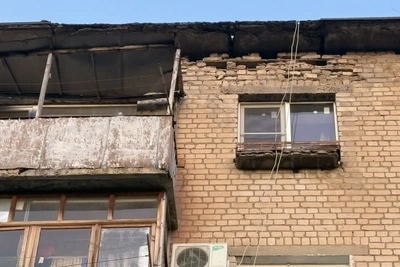 Разрушающаяся стена угрожает жилью инвалида в Волгограде