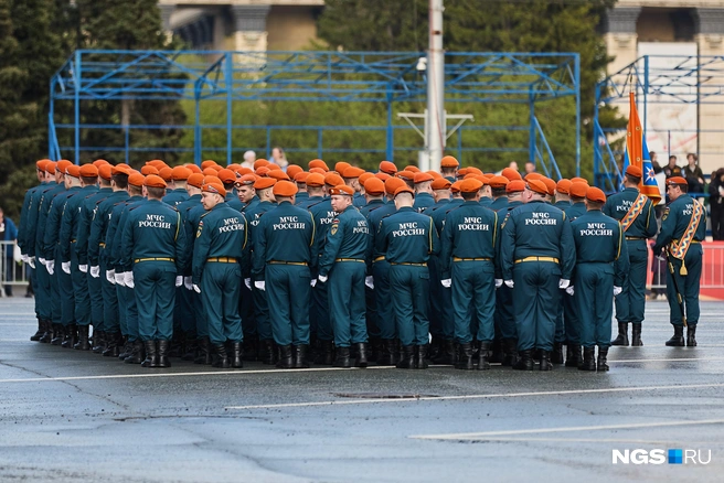 В параде примут участие и сотрудники МЧС России | Источник: Александр Ощепков / NGS.RU