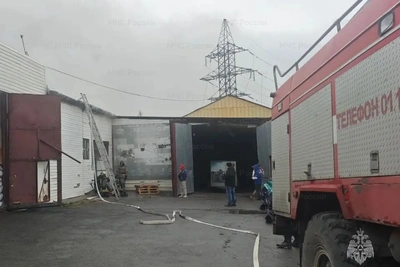 В Октябрьском районе почти 12 часов тушили склад