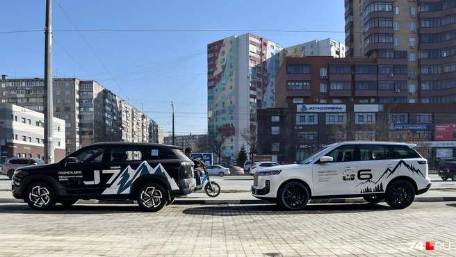 Взяв ключи от машины, я вышел на парковку автосалона и не сразу сообразил, какой из двух близнецов мне нужен (хорошо, что подписаны). Они почти идентичны по длине («шестерка» даже чуть крупнее) и стилю, но «семерка» позиционируется классом выше и стоит значительно дороже | Источник: Артем Краснов