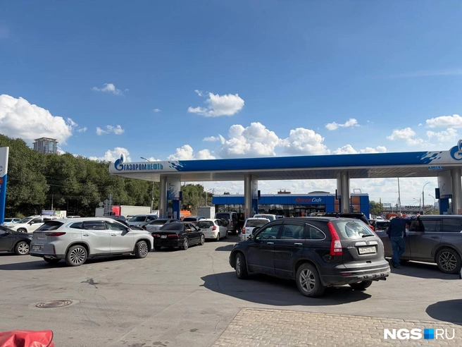 Люди стоят за бензином разное время&nbsp;— кто-то 20 минут, кто-то&nbsp;— 40, кто-то&nbsp;— больше часа | Источник: Настасья Медведева / NGS.RU