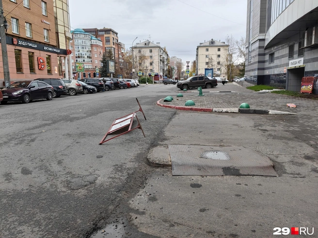Ветер опрокидывает ограждения | Источник: Читатель 29.RU