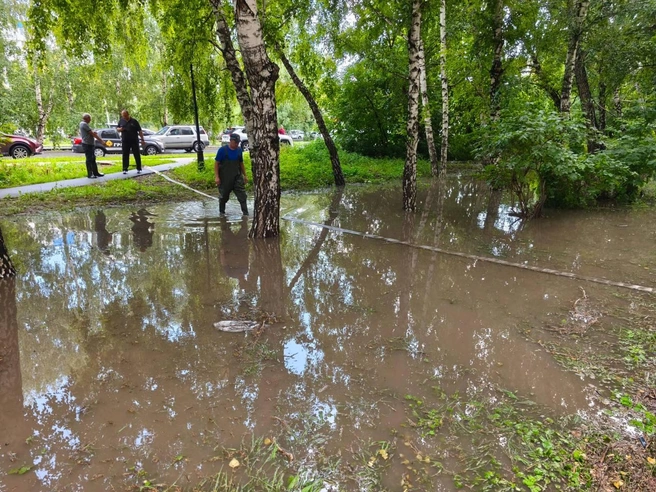 В городе насосами откачивают с улиц дождевую воду | Источник: пресс-служба администрации Барнаула
